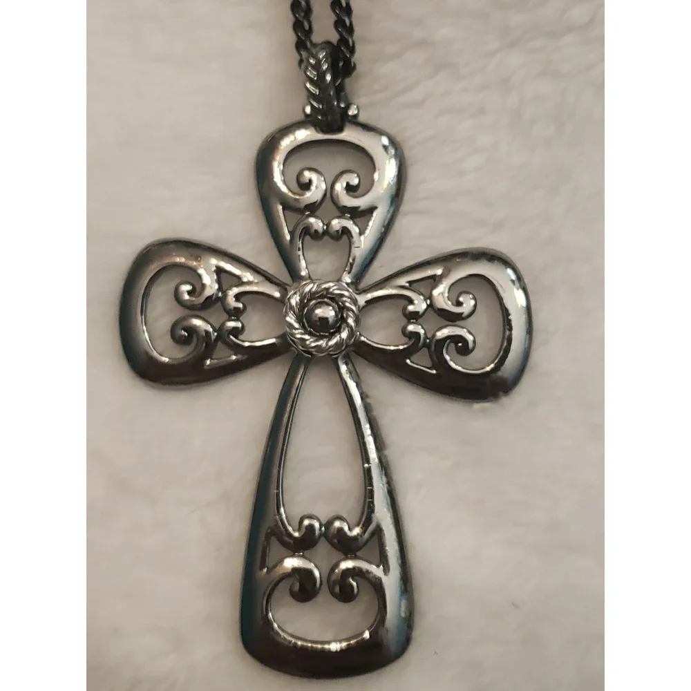 Sarah Coventry Romanesque gunmetal gray black cross pendant necklace 24" chain - Picture 3 of 5